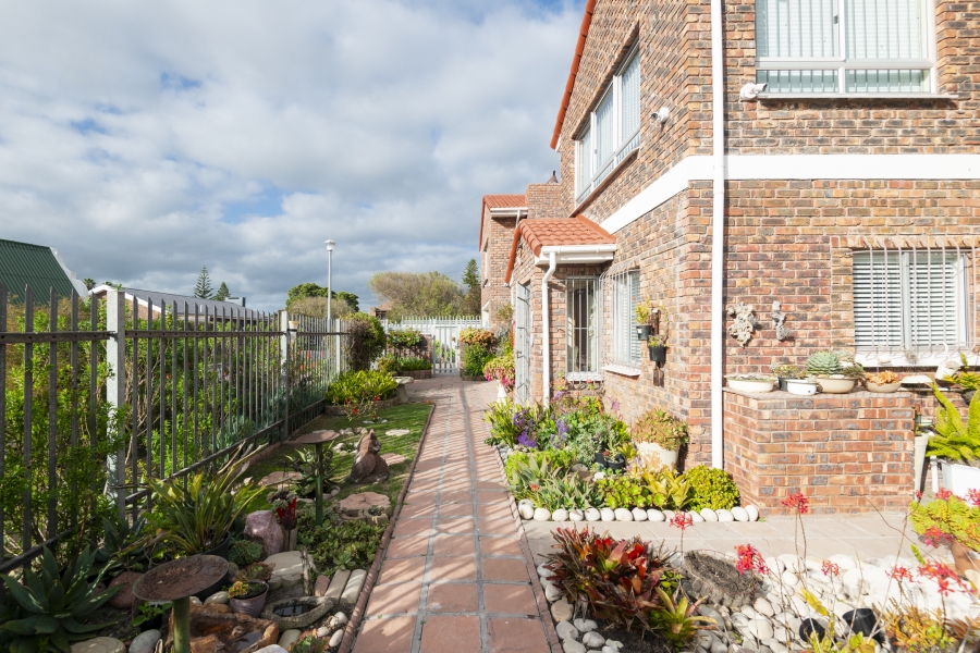5 Bedroom Property for Sale in Middedorp Western Cape